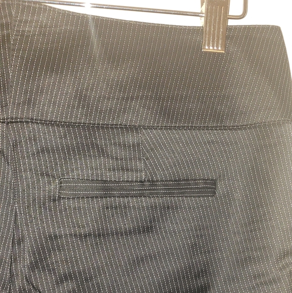 Bebe pin stripe shorts 0 - Picture 3 of 9